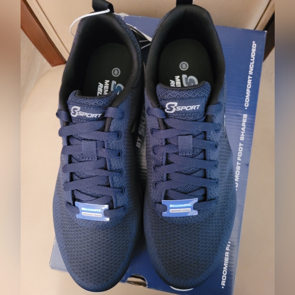 Men's Skechers.... Size 11.... BRAND NEW